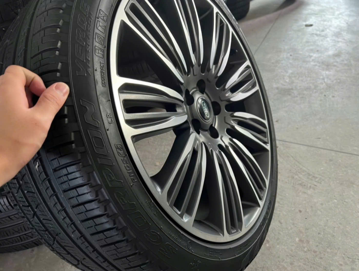 Mâm lazang Land Range Rover Velar 22 inch lắp lốp 265/40R22